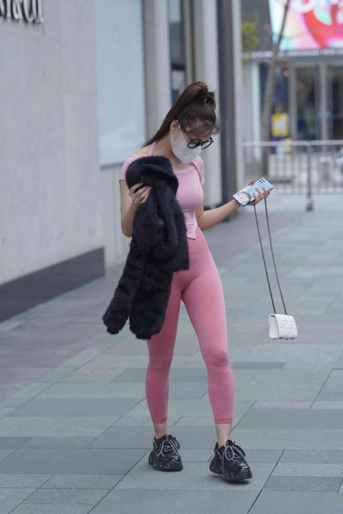 粉红色瑜伽裤的眼镜妹妹【93P】04019-嘿次元