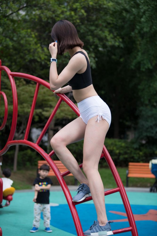 在户外玩耍的白色短裤漂亮姑娘【239P】00061-嘿次元