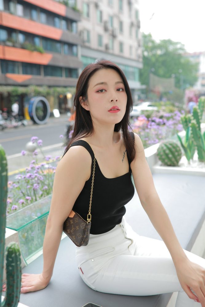 图片[1]-非常漂亮的白色紧身裤女孩J2055 895P2V-24.5GB-嘿次元