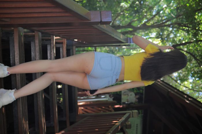 在户外散心的紧身牛仔短裤女孩【536P】00048-嘿次元