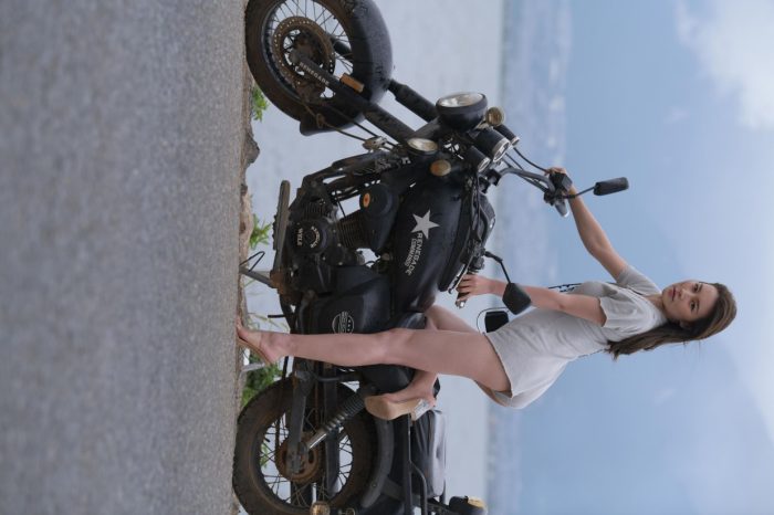 阴雨天在海边骑车的长发女人【156P】00044-嘿次元