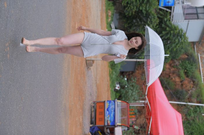 阴雨天在海边骑车的长发女人【156P】00044-嘿次元