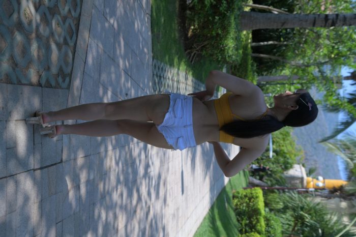 在海南度假的紧身白色短裤女孩【202P】00033-嘿次元