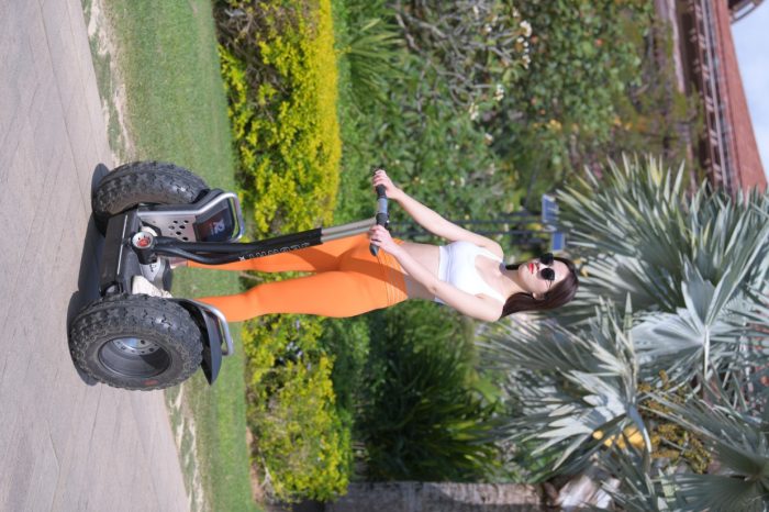 骑着平衡车的橘黄色瑜伽裤妹妹【620P】00054-嘿次元