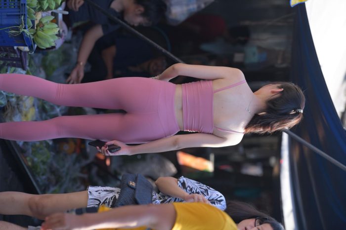 粉色的甜美瑜伽裤女孩在逛街【372P】00057-嘿次元