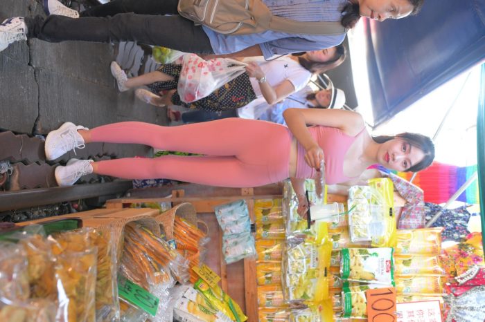 粉色的甜美瑜伽裤女孩在逛街【372P】00057-嘿次元