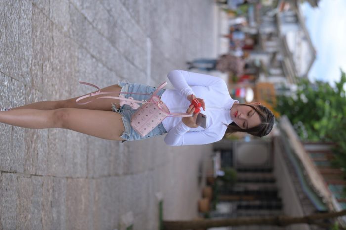 紧身牛仔短裤骑自行车的漂亮女孩【588P】00053-嘿次元