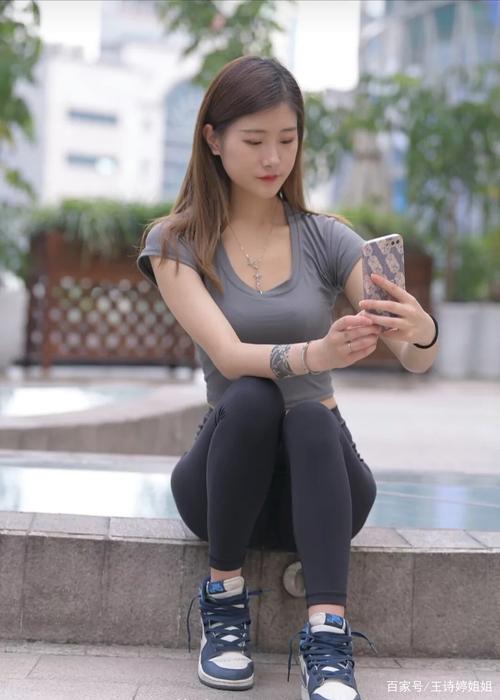 图片[1]-有小虎牙非常甜美的瑜伽裤女孩-嘿次元