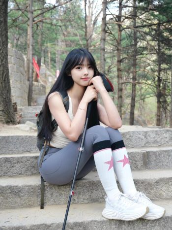 图片[1]-爱爬山的瑜伽裤MM，太甜美了！~-嘿次元