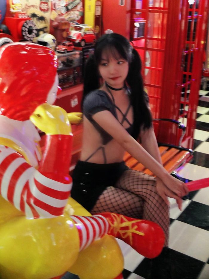 网格丝袜的清纯双马尾小姑娘-嘿次元