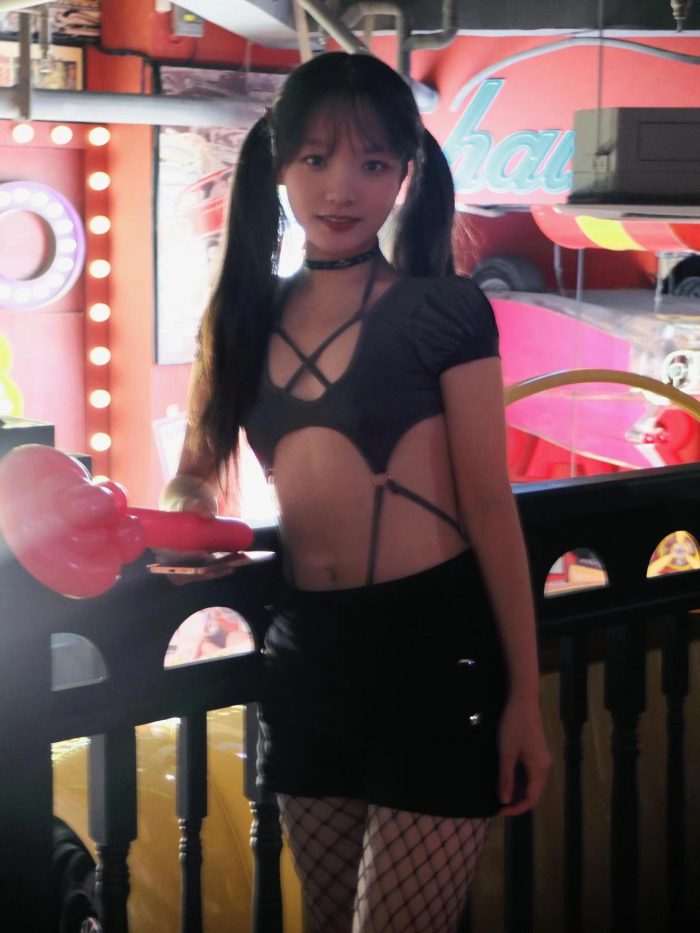 网格丝袜的清纯双马尾小姑娘-嘿次元