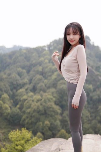 图片[3]-穿瑜伽裤爬山的长发少女-嘿次元