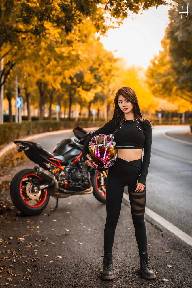 骑摩托车的瑜伽裤美女身材太好了！-嘿次元